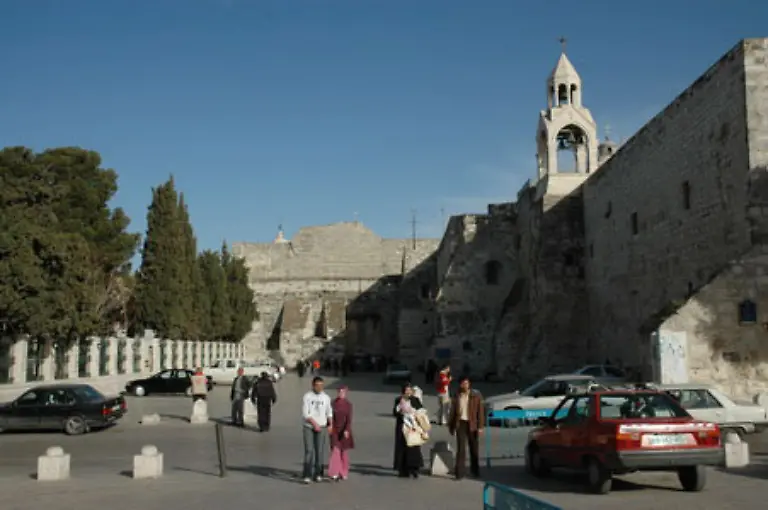 Vom-Krippenplatz-aus-wirkt-die-Kirche-wie-eine-Festung
