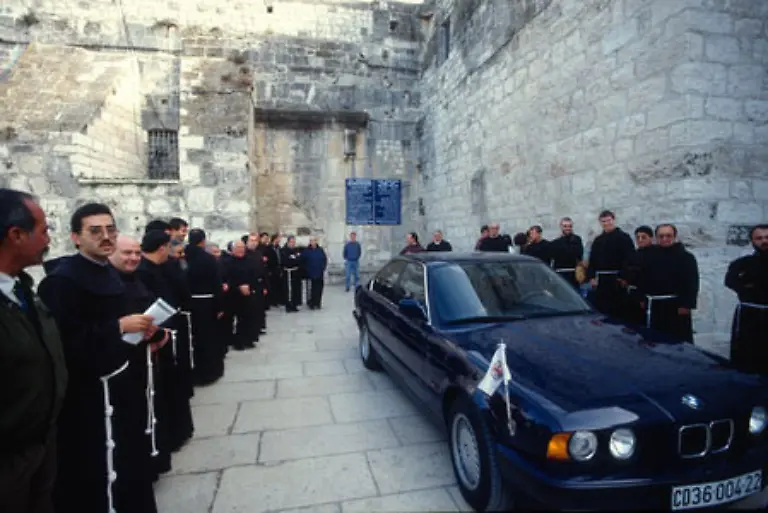 Wo-der-Patriarch-von-Spalier-stehenden-Franziskanern-empfangen-wird