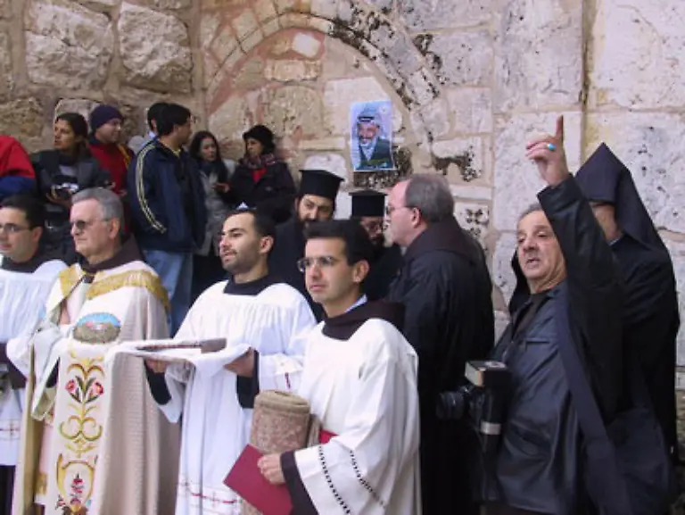 An-Weihnachten-warten-Priester-auf-die-ankommenden-Prozessionen-Man-beachte-die-132-Ikone-ueber-dem-Eingangstor