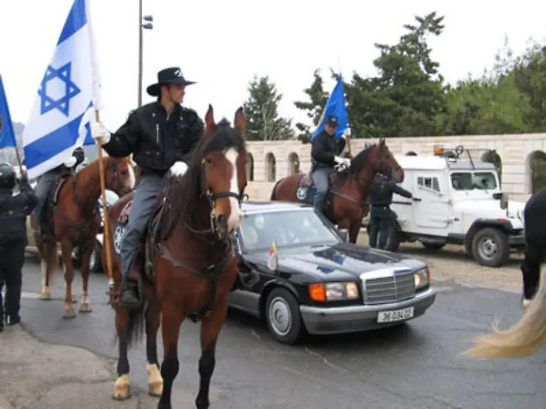 zunaechst-von-berittener-israelischer-Polizei-begleitet