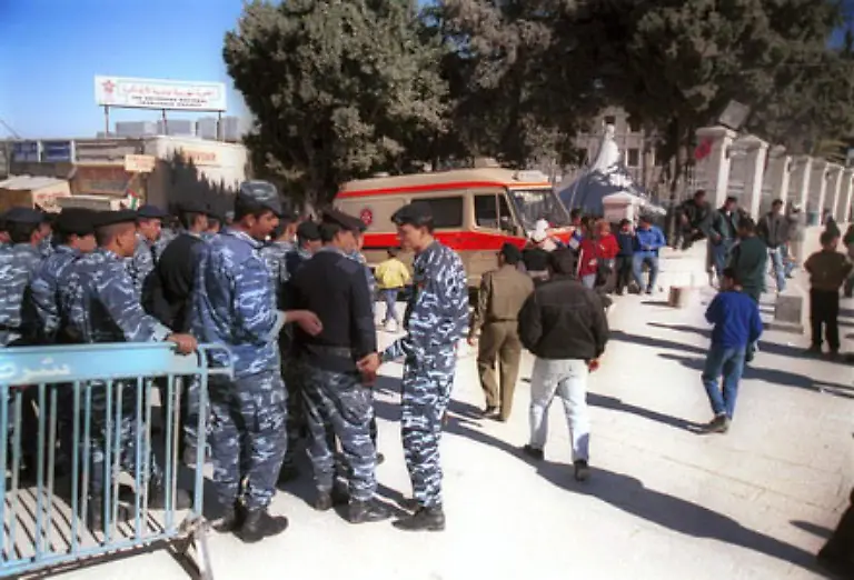 Palaestinensische-Polizisten-in-Tarnuniform-sorgen-fuer-Ordnung