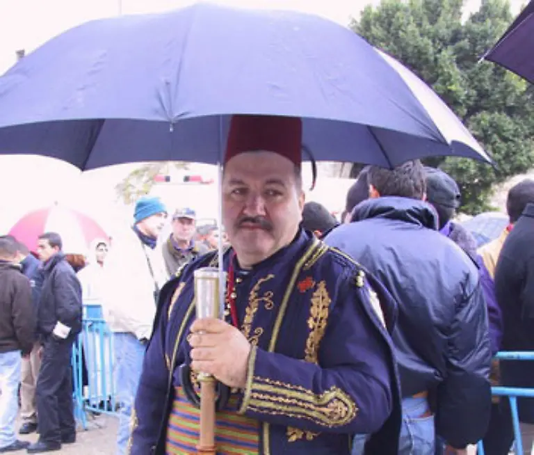 Doch-im-Dezember-stehen-auch-die-Kawassen-im-Regen