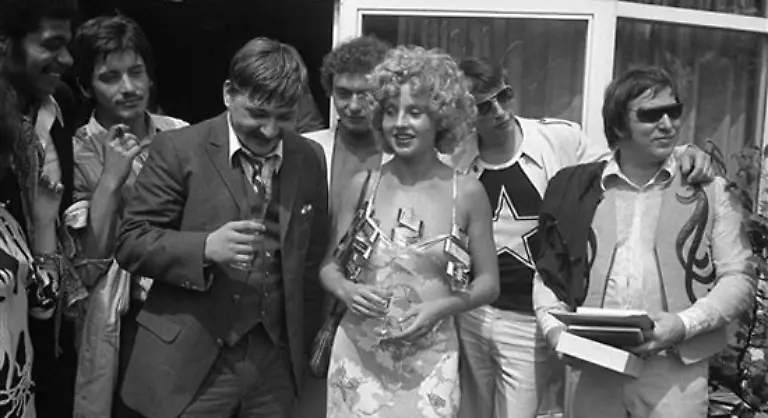 Fassbinder-der-1982-im-Alter-von-37-Jahren-vermutlich-an-der-gleichzeitigen-Einnahme-von-Kokain-und-Schlafmitteln-starb