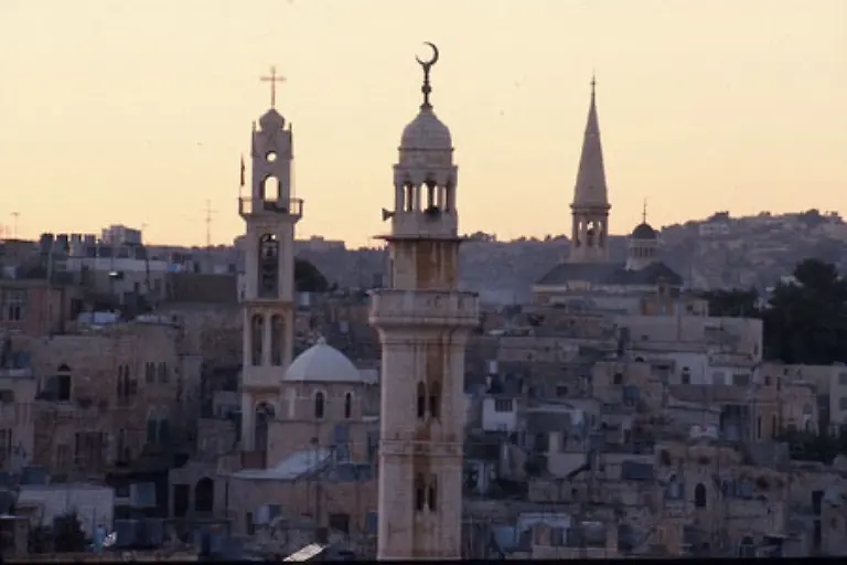 Das-traute-friedliche-Nebeneinander-von-Kreuz-und-Halbmond-taeuscht-80-Prozent-Moslems-leben-in-der-Stadt-in-der-die-islamistische-Hamas-die-Mehrheit-im-Stadtrat-hat