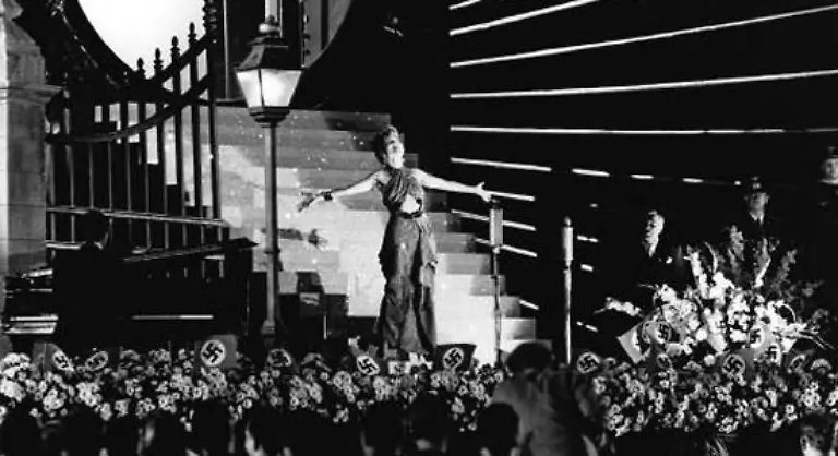 Sie-spielte-danach-in-fast-allen-seinen-Filmen-die-weibliche-Hauptrolle