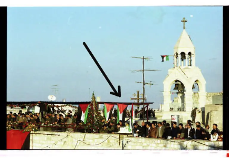 Und-Arafat-zu-Ehren-wurde-auf-das-Dach-des-christlichen-Heiligtums-ein-Modell-des-Felsendoms-gehievt