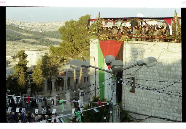 Arafat-wandte-sich-vom-Dach-der-Kirche-ans-Volk