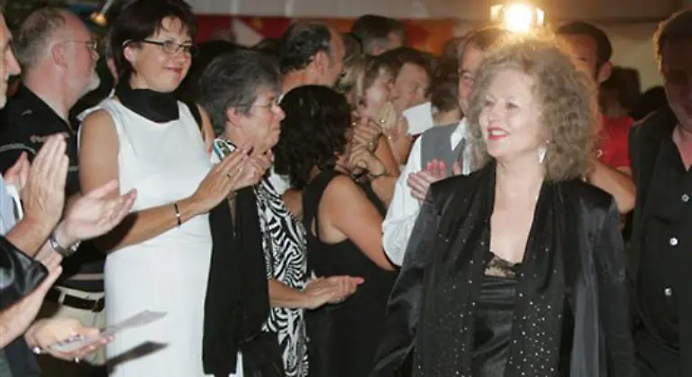 Bereut-hat-sie-diese-Entscheidung-nie-denn-was-danach-folgte-war-eine-neue-Karriere-als-Chansonsaengerin