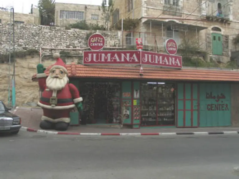 Ueberdimensional-auch-aus-Plastik-vor-einem-Andenkenladen