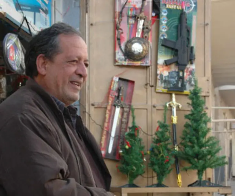 Und-besonders-beliebte-Weihnachtsgeschenke-Maschinengewehre-aus-Plastik