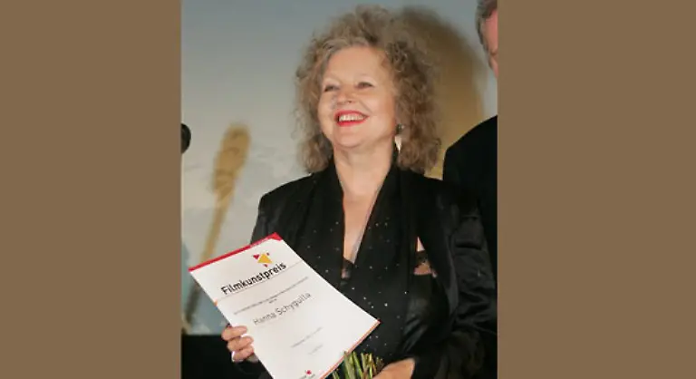 Jetzt-mache-ich-beides-Ich-ziehe-an-den-Faeden-und-bewege-mich-an-den-Faeden-die-ich-ziehe