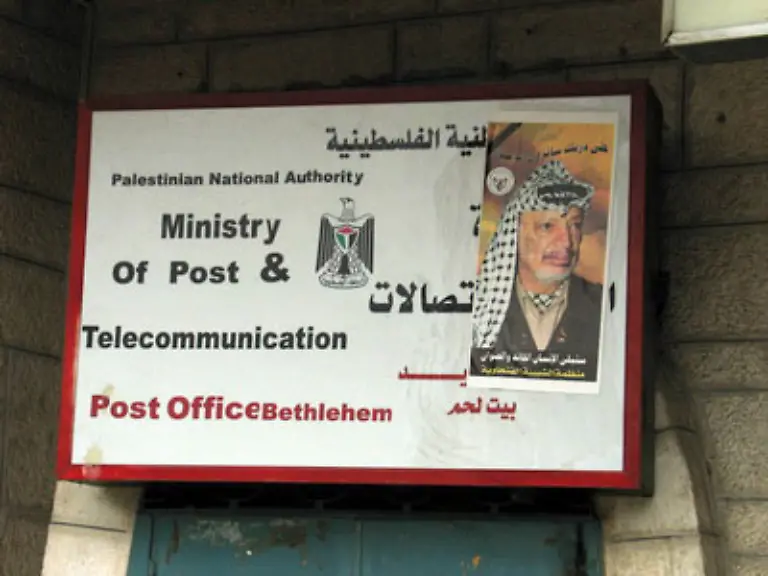 Zur-Pflicht-eines-Bethlehembesuchers-gehoert-das-Versenden-einer-Postkarte-mit-weihnachtlichem-Sonderstempel-im-Postamt