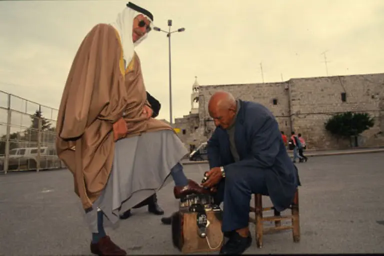 Und-ein-Besuch-bei-Issa-Jesus-dem-Schuhputzer-auf-dem-Krippenplatz