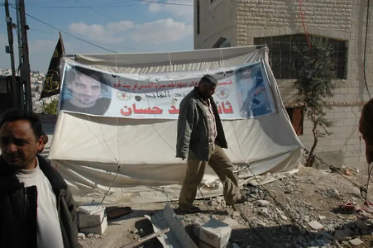 Und-gleich-neben-einem-Gedenkzelt-fuer-einen-132-Maertyrer-der-in-Jerusalem-Juden-umgebracht-hat