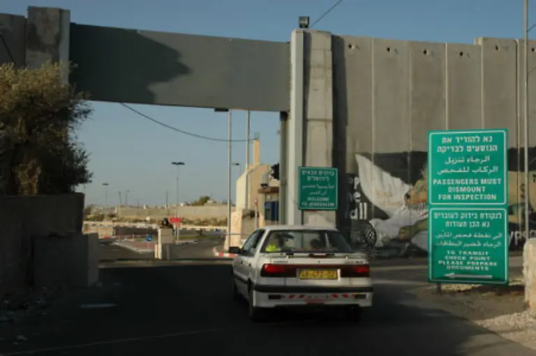 Durch-das-offene-Tor-in-der-Mauer-nach-Jerusalem-zurueckgekehrt-bleibt-nur-noch-der-Wunsch-nach-einem-besinnlichen-Weihnachtsfest-ohne-Politik-und-Propaganda-Text-und-Bilder-Ulrich-W