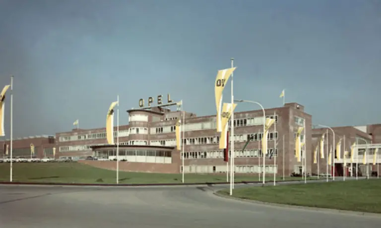 Anfang-der-sechziger-Jahre-befand-sich-der-Opel-Konzern-auf-dem-Gipfel-Zahlreiche-Erfolgsmodelle-der-Nachkriegszeit-machten-die-Ruesselsheimer-zum-zweitgroessten-Autobauer-auf-dem-deutschen-Markt-Das-Werk-in-Bochum-wurde-1962-eroeffnet