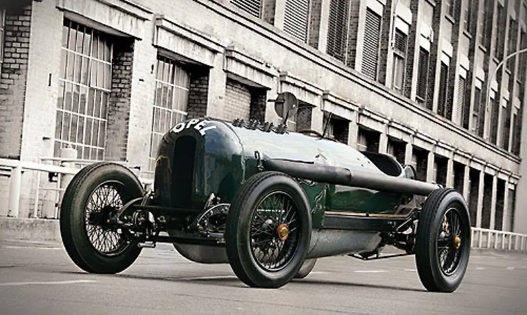 Zeit-um-alte-Gewohnheiten-wieder-zu-beleben-Ein-Vorbild-dabei-war-die-Rennsport-Tradition-aus-der-Vorkriegszeit-Zum-Beispiel-der-12-3-Liter-Rennwagen-von-Opel-der-bis-1926-viele-Sieg-einfuhr