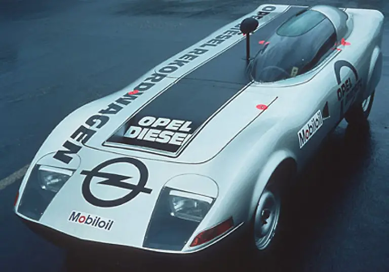 Um-die-Leistungsfaehigkeit-seiner-Diesel-Motoren-unter-Beweis-zu-stellen-schickte-Opel-den-GT-1971-mit-einem-Diesel-Aggregat-auf-Rekordjagd-Der-2-1-Liter-Selbstzuender-hatte-bescheidene-95-PS