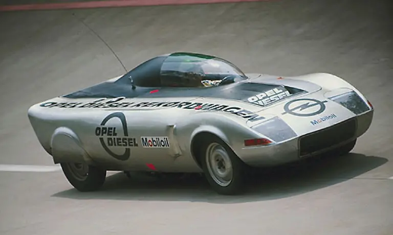 Deshalb-ersetzte-man-das-Dach-mit-einer-Plexiglaskuppel-und-zog-dem-Auto-15-Zoll-Reifen-auf-1972-ging-es-dann-auf-Bestzeitenjagd