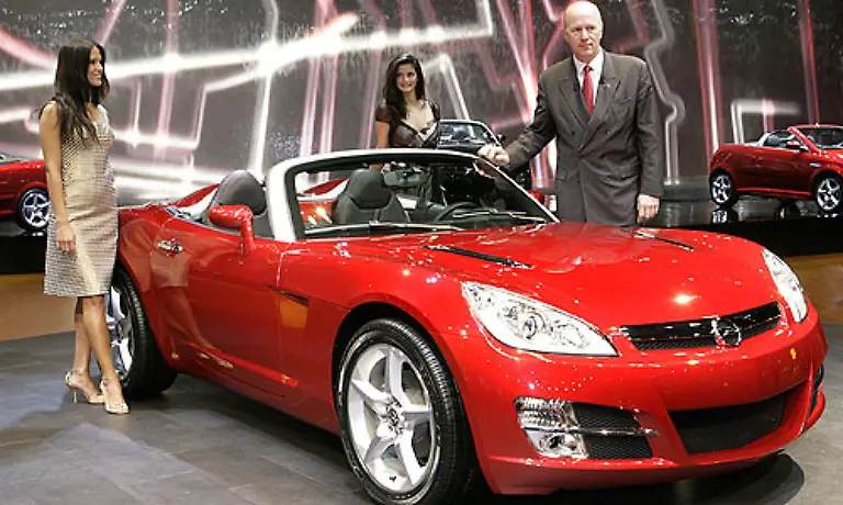 Mit-Stolz-praesentierte-der-GM-Europe-Chef-Forster-den-neuen-GT-Allerdings-ist-das-Auto-ganz-Kind-der-neuen-Zeit-Er-teilt-sich-die-Plattform-mit-dem-Pontiac-Solstice-Gefertigt-wird-er-in-Wilmington-in-den-USA