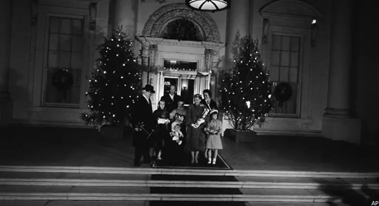 Im-Gegensatz-zu-spaeteren-Weihnachtsfotos-aus-dem-Weissen-Haus-sind-Baeume-und-Deko-ziemlich-bescheiden