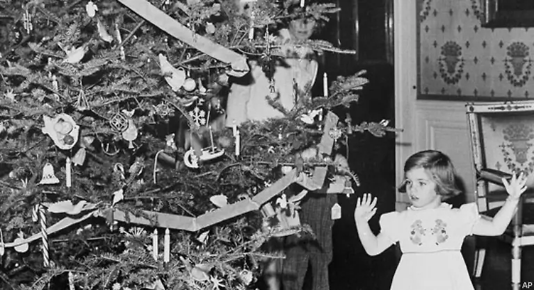 Caroline-Kennedy-inspiziert-am-13-Dezember-1961-den-Weihnachtsbaum-Mit-dem-neuen-Praesidenten-zogen-wieder-Kinder-ins-Weisse-Haus-Im-Hintergrund-ihre-Tante-Jean-Kennedy-Smith-und-ihr-Cousin-Stephen-Smith