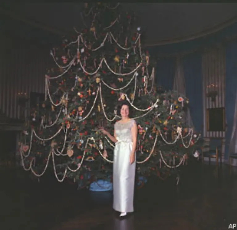 Eine-der-zentralen-Aufgaben-der-First-Ladys-ist-es-den-Weihnachtsschmuck-im-Weissen-Haus-zu-praesentieren-wie-hier-1965-Lady-Bird-Johnson-die-Frau-von-Praesident-Lyndon-B-Johnson