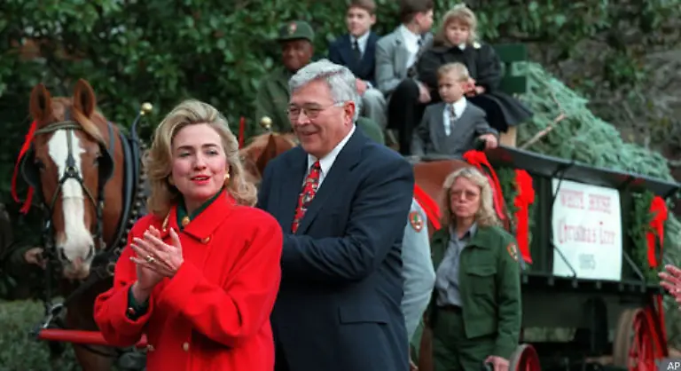 1993-ziehen-Bill-und-Hillary-Clinton-ins-Weisse-Haus-ein-Sie-bringen-frischen-Wind-mit-doch-selbst-Yale-Absolventin-Hillary-kommt-nicht-umhin-sich-alljaehrlich-oeffentlich-ueber-einen-18-5-Fuss-grossen-Weihnachtsbaum-zu-freuen-Hier-Bilder-von-1995-und