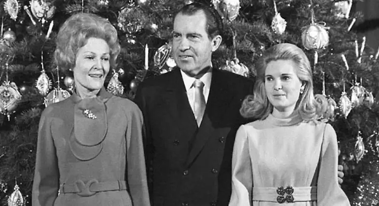 Absolut-unverzichtbar-sind-auch-Fotos-der-Bewohner-des-Weissen-Hauses-vor-dem-geschmueckten-Weihnachtsbaum-Hier-Richard-Nixon-First-Lady-Pat-Nixon-und-Tochter-Tricia-im-Jahre-1969