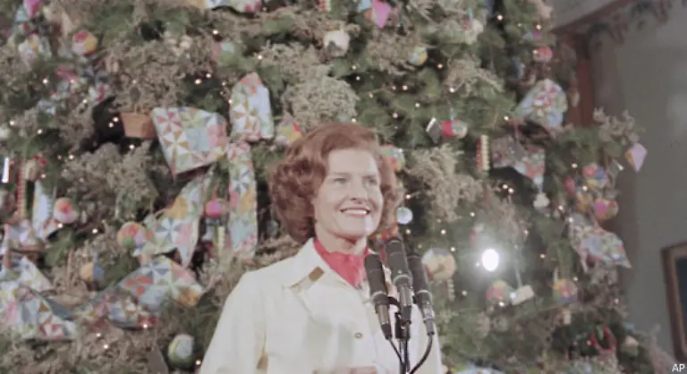 Fuenf-Jahre-spaeter-Betty-Ford-praesentiert-den-Weihnachtsbaum-Auch-dies-die-offizielle-Praesentation-des-geschmueckten-Hauses-gehoert-zu-den-traditionellen-Aufgaben-denen-sich-eine-First-Lady-nicht-entziehen-kann