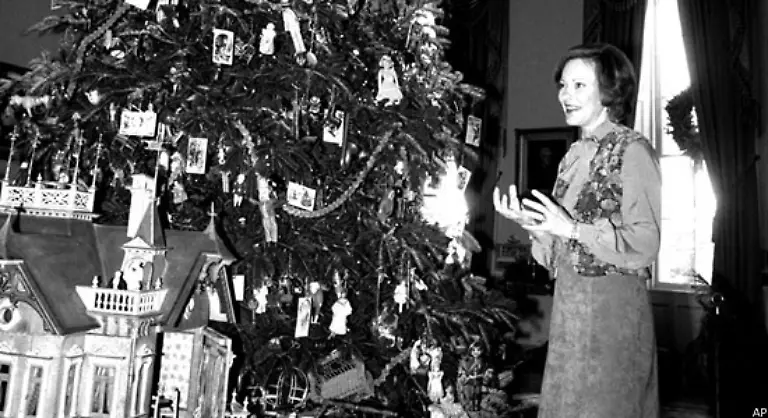 1978-ist-es-Rosalynn-Carter-die-die-Journalisten-durch-das-Weisse-Haus-fuehrt-Der-Baum-ist-mit-kleinen-Pueppchen-und-Miniatur-Spielzeug-aus-einem-Museum-in-Rochester-New-York-geschmueckt
