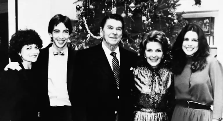 1981-Familie-Reagan-vor-dem-Baum-Links-im-Bild-Ron-Reagan-mit-seiner-Frau-Doria-Ron-unterstuetzte-im-Wahlkampf-2008-den-demokratischen-Kandidaten-Barack-Obama