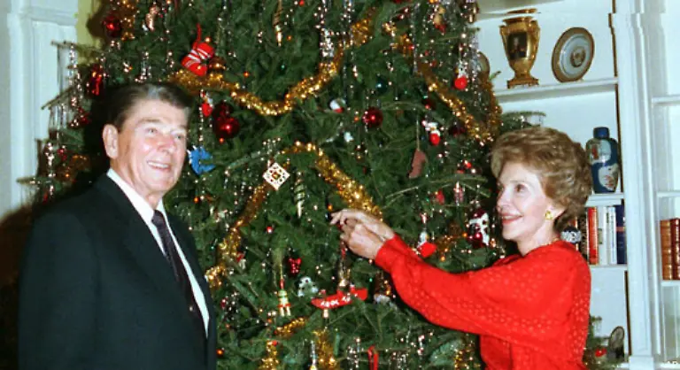 Ronald-Reagan-und-seine-Frau-Nancy-1988-Es-war-ihr-letztes-Weihnachtsfest-im-Weissen-Haus-Reagans-Vizepraesident-George-Bush-war-bereits-zum-neuen-Praesidenten-gewaehlt-worden