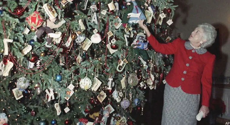 Die-neue-First-Lady-Barbara-Bush-neben-dem-riesigen-Weihnachtsbaum-von-1989-Sie-erinnern-sich-es-ist-der-Baum-den-sie-mit-ihrem-Hund-Millie-in-Empfang-genommen-hatte