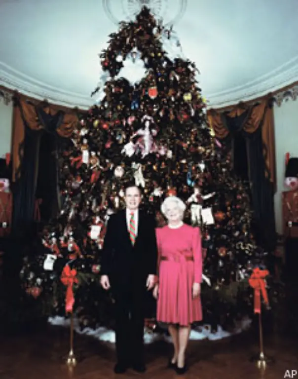 George-Bush-und-Barbara-Bush-1990-Anders-als-sein-Vorgaenger-konnte-Bush-senior-nur-vier-Mal-Weihnachten-im-Weissen-Haus-feiern