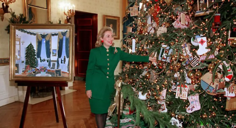 Im-folgenden-Jahr-ist-der-Baum-sogar-noch-schoener-Links-die-offizielle-Weihnachtskarte-der-Clintons