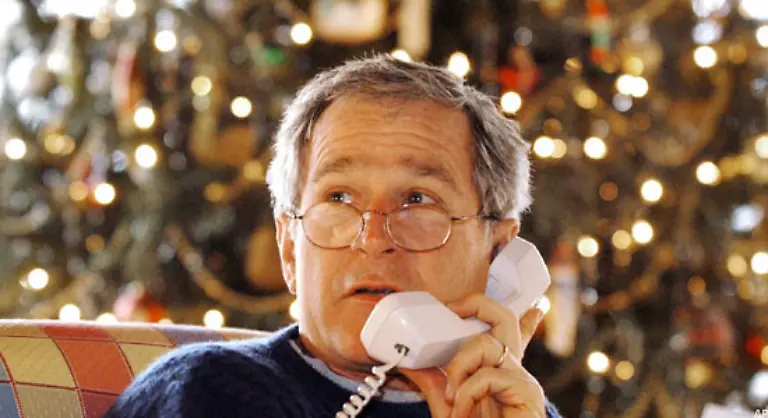 2002-verbringt-Bush-eine-Stunde-am-Telefon-und-ruft-Soldaten-in-Bosnien-Afghanistan-Suedkorea-Alaska-sowie-auf-Kriegsschiffen-an
