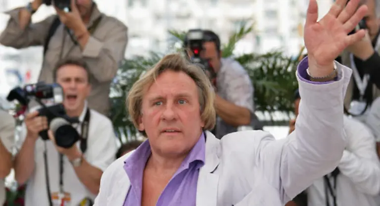 Er-ist-von-dem-Wunsch-besessen-geliebt-zu-werden-und-dem-Beduerfnis-nach-Geld