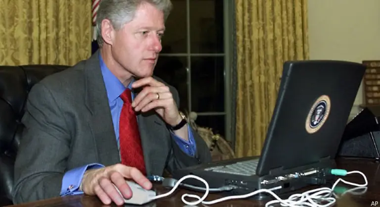 zeigen-sich-jedoch-auch-innovativ-1999-laesst-Bill-Clinton-sich-fotografieren-wie-er-im-Oval-Office-bei-der-Arbeit-Weihnachtseinkaeufe-im-Internet-erledigt