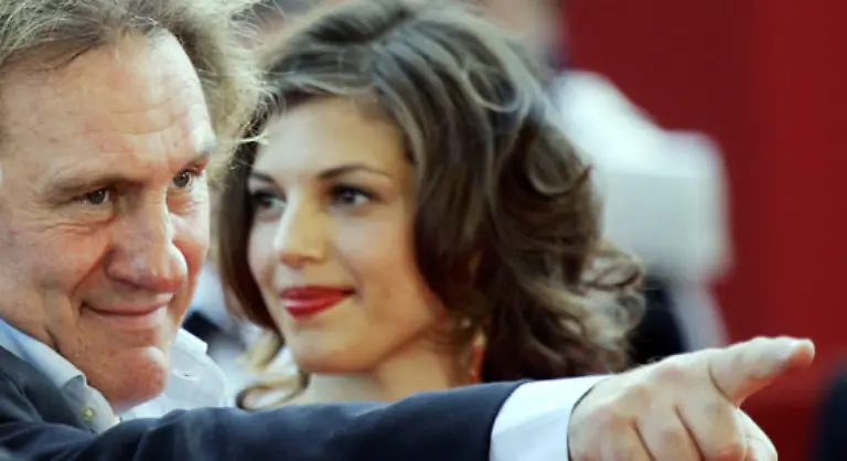 Eine-seiner-bislang-schoensten-Rollen-spielte-er-jedoch-in-Cyrano-de-Bergerac-wo-er-als-wortgewaltiger-Poet-das-Schwert-schwingt