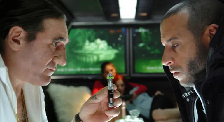 Danach-schluepfte-er-ebenso-meisterhaft-in-Rollen-anderer-Epochen-und-Kontinente-und-eroberte-Millionen-von-Fernseh-und-Kinozuschauern