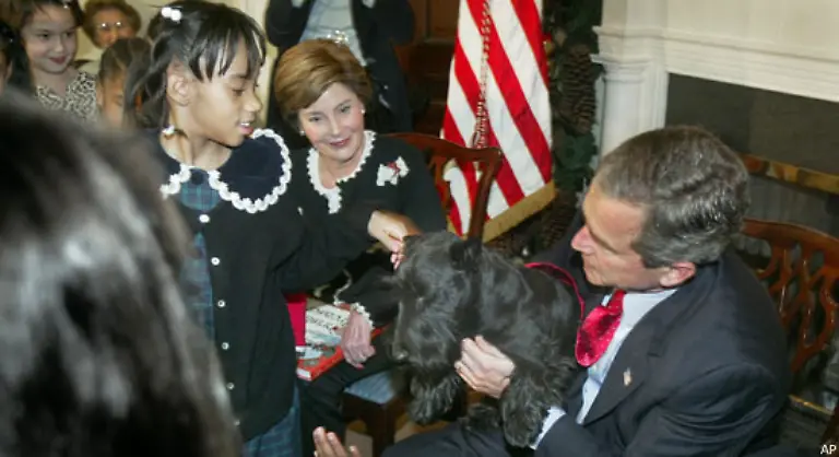 2002-kommt-es-zu-einem-Zwischenfall-Hund-Barney-kommt-herein-einige-Kinder-fuerchten-sich-Praesident-Bush-schnappt-sich-das-Tier-und-zeigt-den-Kindern-dass-sie-keine-Angst-haben-muessen