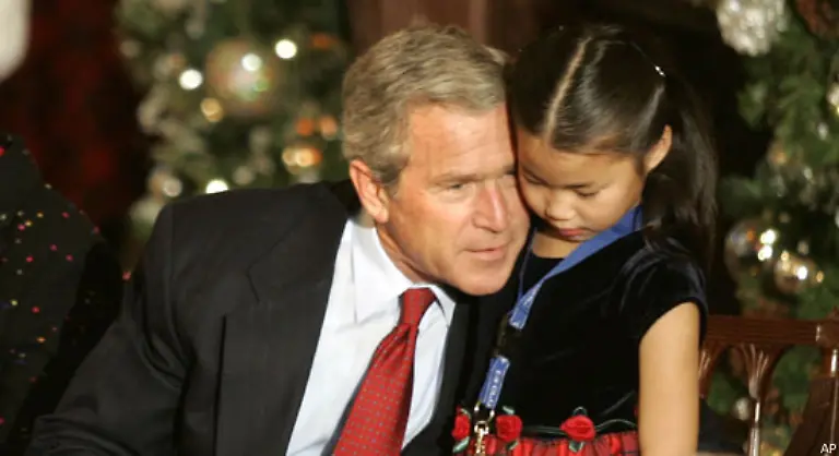 Ueberhaupt-scheint-George-W-Bush-trotz-seiner-politischen-Defizite-ueber-die-hier-der-weihnachtliche-Mantel-des-Schweigens-gehuellt-werden-soll-einen-guten-Draht-zu-Kindern-zu-haben