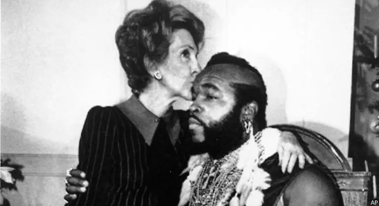 Schliesslich-gibt-es-die-Fotos-mit-einer-gewissen-individuellen-Note-Bei-den-Reagans-beispielsweise-sind-haeufig-Fernsehstars-zu-Gast-1983-Mr-T