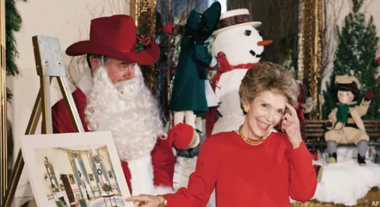 1985-kommt-Larry-Hagman-Nancy-zeigt-derweil-eine-vergroesserte-Version-der-diesjaehrigen-praesidentiellen-Weihnachtskarte
