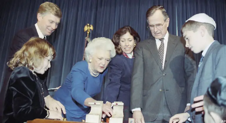 Doch-im-Weissen-Haus-wird-nicht-nur-Weihnachten-sondern-schon-seit-George-Bush-senior-auch-Chanukka-gefeiert