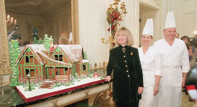 Das-Lebkuchenhaus-von-1994-zeigt-das-Haus-in-dem-Bill-Clinton-aufgewachsen-ist