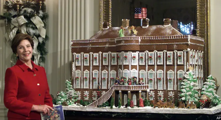 Einen-so-persoenlichen-Schickschnack-macht-Laura-Bush-nicht-Das-Lebkuchenhaus-des-Jahres-2001-stellt-das-Weisse-Haus-dar-wie-es-im-19-Jahrhundert-aussah