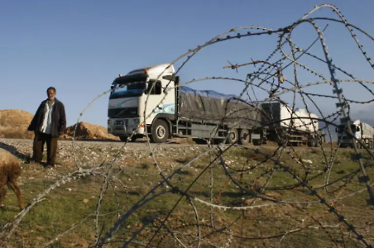 Die-Bevoelkerung-von-Gaza-deckte-sich-mit-Lebensmitteln-ein-Israel-hatte-am-Freitag-nach-einer-zehn-Tage-langen-Blockade-rund-100-Lastwagen-mit-humanitaeren-Hilfsguetern-Medikamenten-und-Getreide-durchgelassen