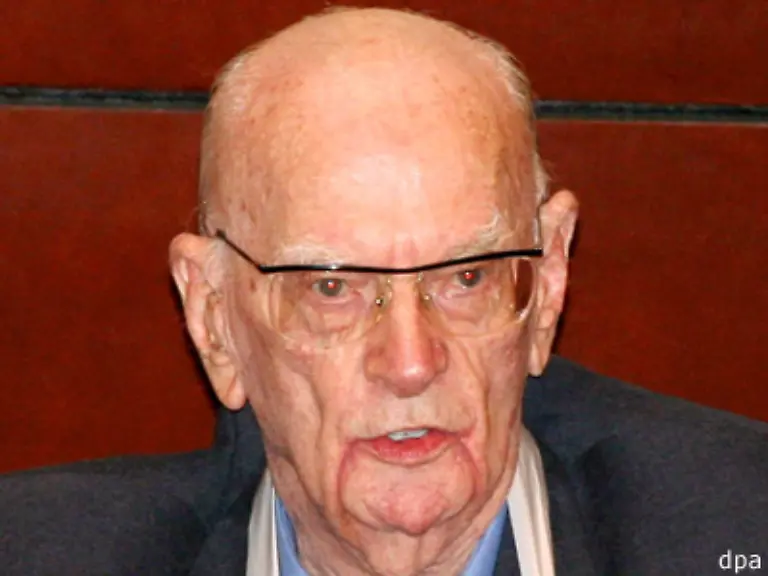 Der-britische-Science-Fiction-Autor-Arthur-C-Clarke-starb-am-19-Maerz-im-Alter-von-90-Jahren-Er-war-weltbekannt-geworden-durch-den-Filmklassiker-2001-Odyssee-im-Weltraum-von-Stanley-Kubrick-fuer-den-eine-seiner-Kurzgeschichten-die-Vorlage-bildete